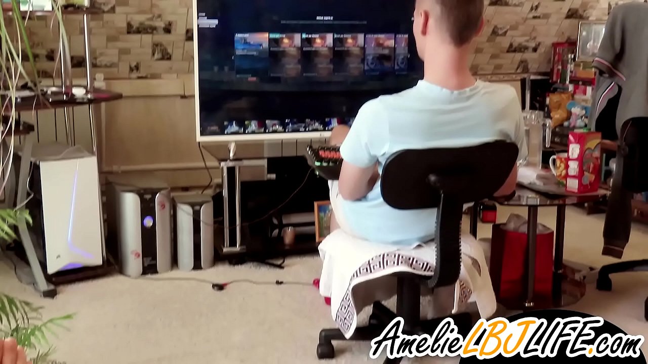 Кыз жигитине компьютер оюндарын ойноо үчүн секс оюнчук менен мастурбациялоодо