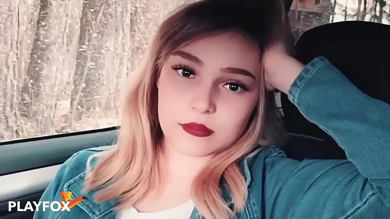 Секси наристе сүйүнүү менен эсептик картаны соруп жатат